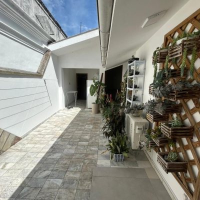 Casa Residencial/Comercial com 400m², 4 garagens, no bairro Centro em Florianópolis