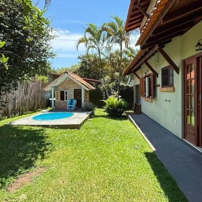 Casa Residencial com 271m², 4 quartos, 1 suíte, 3 garagens, no bairro Campeche em Florianópolis