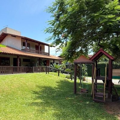 Casa Residencial com 271m², 4 quartos, 1 suíte, 3 garagens, no bairro Campeche em Florianópolis