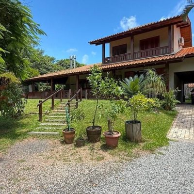Casa Residencial com 271m², 4 quartos, 1 suíte, 3 garagens, no bairro Campeche em Florianópolis