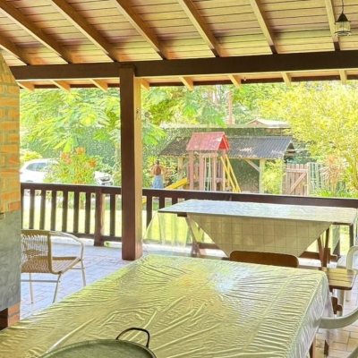 Casa Residencial com 271m², 4 quartos, 1 suíte, 3 garagens, no bairro Campeche em Florianópolis