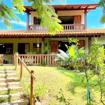 Casa Residencial com 271m², 4 quartos, 1 suíte, 3 garagens, no bairro Campeche em Florianópolis