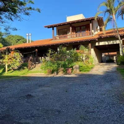 Casa Residencial com 271m², 4 quartos, 1 suíte, 3 garagens, no bairro Campeche em Florianópolis