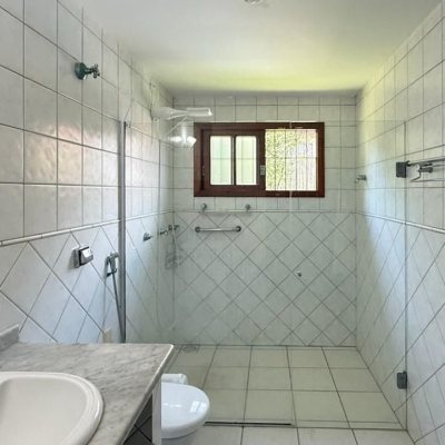 Casa Residencial com 271m², 4 quartos, 1 suíte, 3 garagens, no bairro Campeche em Florianópolis