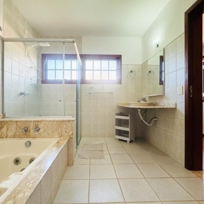 Casa Residencial com 271m², 4 quartos, 1 suíte, 3 garagens, no bairro Campeche em Florianópolis