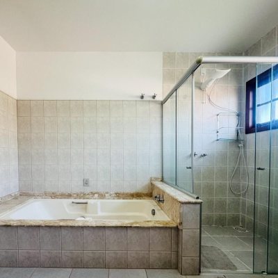 Casa Residencial com 271m², 4 quartos, 1 suíte, 3 garagens, no bairro Campeche em Florianópolis