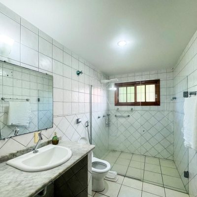 Casa Residencial com 271m², 4 quartos, 1 suíte, 3 garagens, no bairro Campeche em Florianópolis