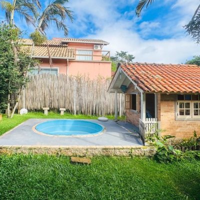 Casa Residencial com 271m², 4 quartos, 1 suíte, 3 garagens, no bairro Campeche em Florianópolis