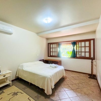 Casa Residencial com 271m², 4 quartos, 1 suíte, 3 garagens, no bairro Campeche em Florianópolis