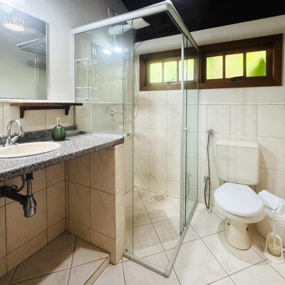 Casa Residencial com 271m², 4 quartos, 1 suíte, 3 garagens, no bairro Campeche em Florianópolis