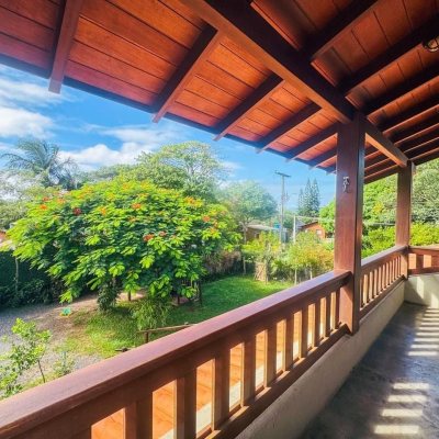 Casa Residencial com 271m², 4 quartos, 1 suíte, 3 garagens, no bairro Campeche em Florianópolis