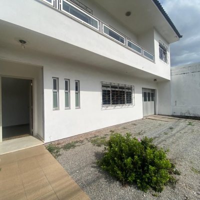 Casa Residencial com 192m², 3 quartos (sendo 1 suíte), 3 garagens, no bairro Jardim Atlântico em Florianópolis