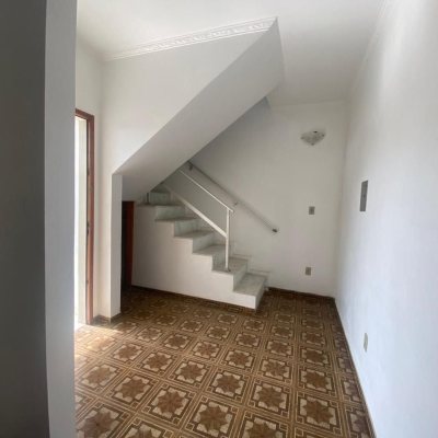 Casa Residencial com 192m², 3 quartos (sendo 1 suíte), 3 garagens, no bairro Jardim Atlântico em Florianópolis