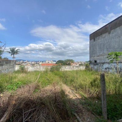 Casa Residencial com 192m², 3 quartos (sendo 1 suíte), 3 garagens, no bairro Jardim Atlântico em Florianópolis
