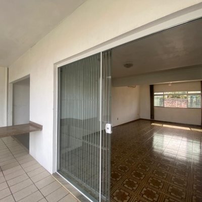 Casa Residencial com 192m², 3 quartos (sendo 1 suíte), 3 garagens, no bairro Jardim Atlântico em Florianópolis