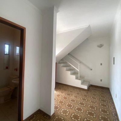 Casa Residencial com 192m², 3 quartos (sendo 1 suíte), 3 garagens, no bairro Jardim Atlântico em Florianópolis