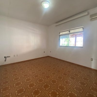 Casa Residencial com 192m², 3 quartos (sendo 1 suíte), 3 garagens, no bairro Jardim Atlântico em Florianópolis