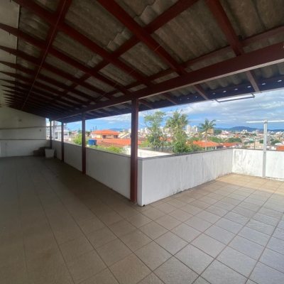 Casa Residencial com 192m², 3 quartos (sendo 1 suíte), 3 garagens, no bairro Jardim Atlântico em Florianópolis