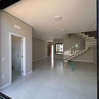 Casa em Condomínio com 176m², 3 quartos, 1 suíte, 4 garagens, no bairro Beira Rio em Biguaçu