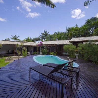 Casa Residencial com 313m², 3 quartos (sendo 2 suítes), 4 garagens, no bairro Rio Tavares em Florianópolis