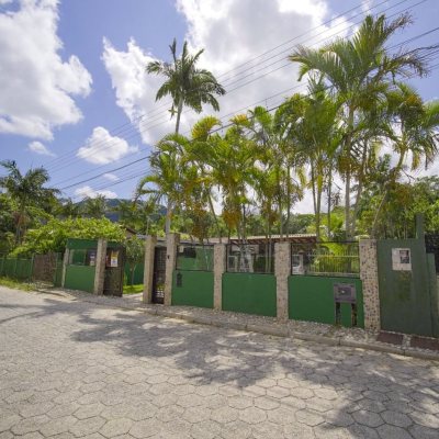 Casa Residencial com 313m², 3 quartos (sendo 2 suítes), 4 garagens, no bairro Rio Tavares em Florianópolis