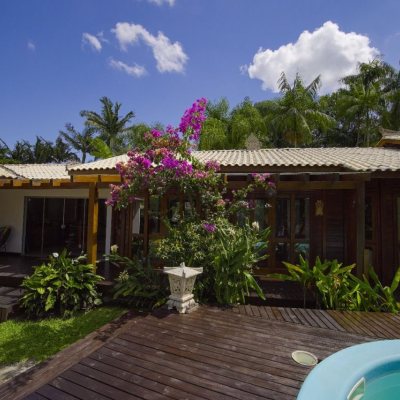 Casa Residencial com 313m², 3 quartos (sendo 2 suítes), 4 garagens, no bairro Rio Tavares em Florianópolis