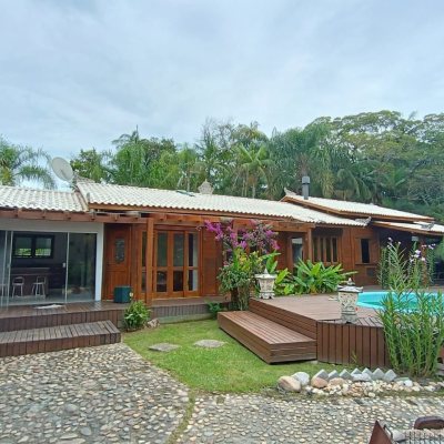 Casa Residencial com 313m², 3 quartos (sendo 2 suítes), 4 garagens, no bairro Rio Tavares em Florianópolis