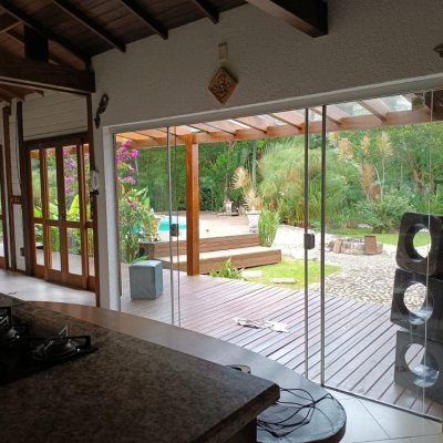 Casa Residencial com 313m², 3 quartos (sendo 2 suítes), 4 garagens, no bairro Rio Tavares em Florianópolis
