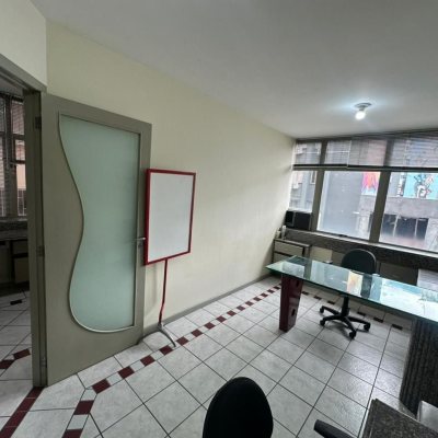 Sala com 50m², 1 garagem, no bairro Centro em Florianópolis