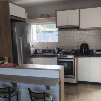 Casa Residencial com 83m², 2 quartos, 3 garagens, no bairro São João Do Rio Vermelho em Florianópolis