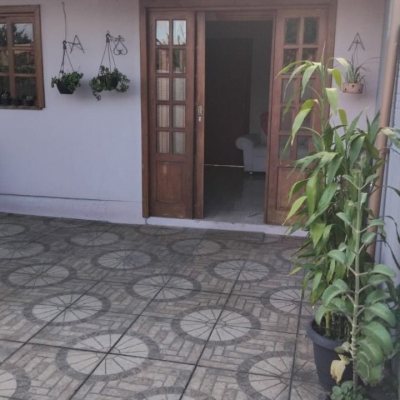 Casa Residencial com 83m², 2 quartos, 3 garagens, no bairro São João Do Rio Vermelho em Florianópolis
