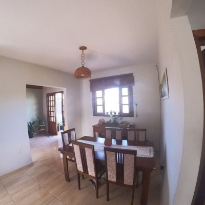 Casa Residencial com 83m², 2 quartos, 3 garagens, no bairro São João Do Rio Vermelho em Florianópolis