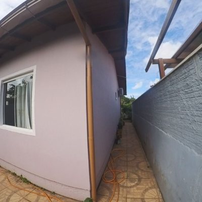 Casa Residencial com 83m², 2 quartos, 3 garagens, no bairro São João Do Rio Vermelho em Florianópolis