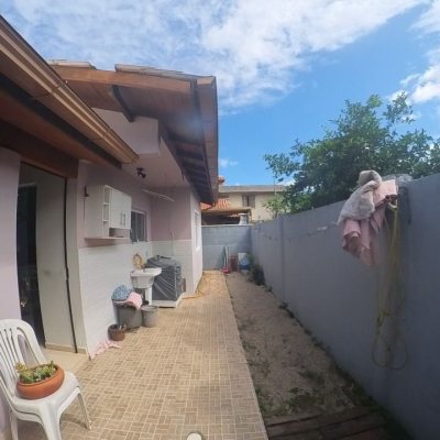 Casa Residencial com 83m², 2 quartos, 3 garagens, no bairro São João Do Rio Vermelho em Florianópolis