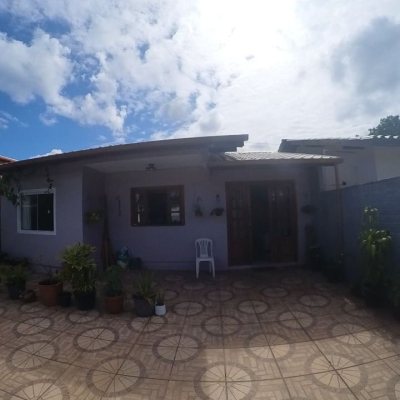 Casa Residencial com 83m², 2 quartos, 3 garagens, no bairro São João Do Rio Vermelho em Florianópolis