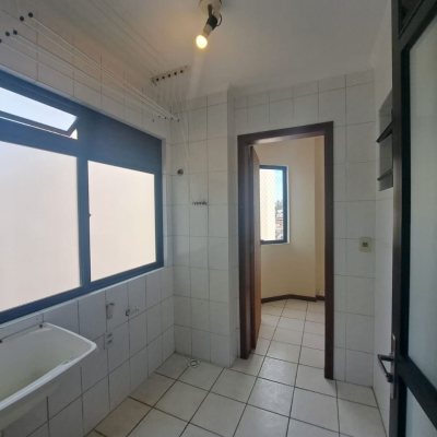 Apartamentos com 100m², 3 quartos (sendo 1 suíte), 1 garagem, no bairro Balneário em Florianópolis