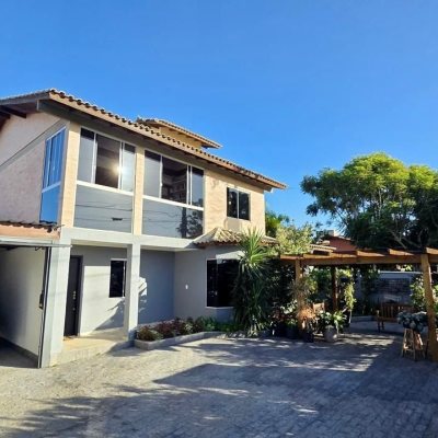 Casa Residencial com 281m², 3 quartos (sendo 3 suítes), 3 garagens, no bairro Campeche em Florianópolis