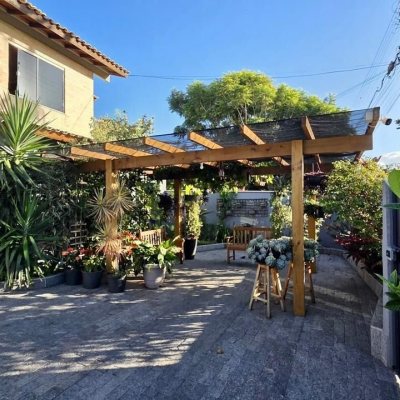 Casa Residencial com 281m², 3 quartos (sendo 3 suítes), 3 garagens, no bairro Campeche em Florianópolis
