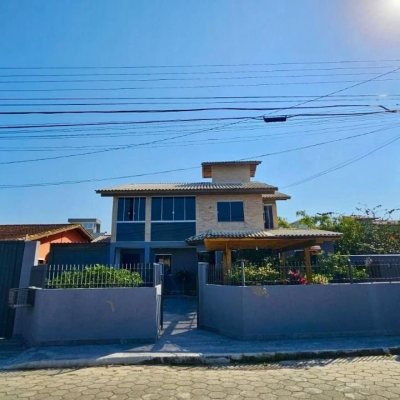 Casa Residencial com 281m², 3 quartos (sendo 3 suítes), 3 garagens, no bairro Campeche em Florianópolis