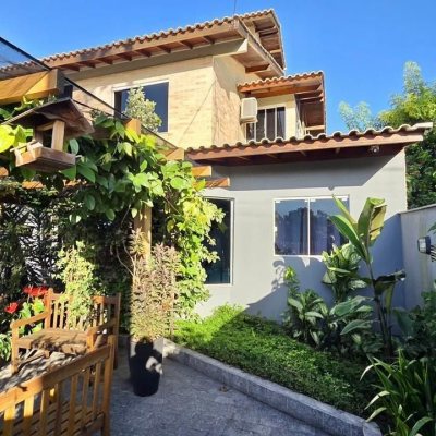 Casa Residencial com 281m², 3 quartos (sendo 3 suítes), 3 garagens, no bairro Campeche em Florianópolis