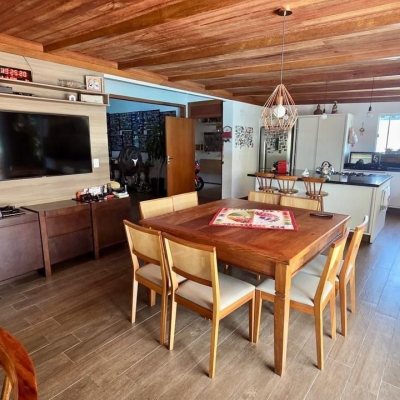 Casa Residencial com 281m², 3 quartos (sendo 3 suítes), 3 garagens, no bairro Campeche em Florianópolis