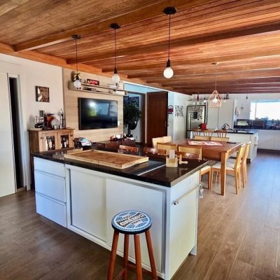 Casa Residencial com 281m², 3 quartos (sendo 3 suítes), 3 garagens, no bairro Campeche em Florianópolis