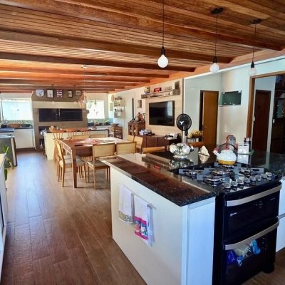 Casa Residencial com 281m², 3 quartos (sendo 3 suítes), 3 garagens, no bairro Campeche em Florianópolis