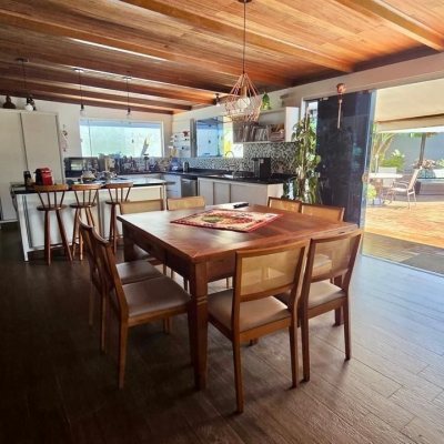 Casa Residencial com 281m², 3 quartos (sendo 3 suítes), 3 garagens, no bairro Campeche em Florianópolis