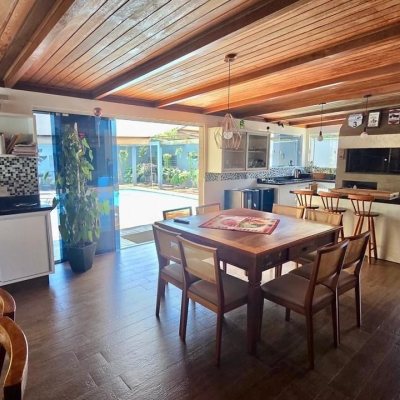 Casa Residencial com 281m², 3 quartos (sendo 3 suítes), 3 garagens, no bairro Campeche em Florianópolis