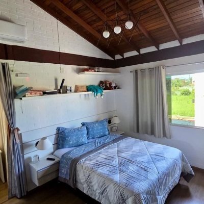Casa Residencial com 281m², 3 quartos (sendo 3 suítes), 3 garagens, no bairro Campeche em Florianópolis