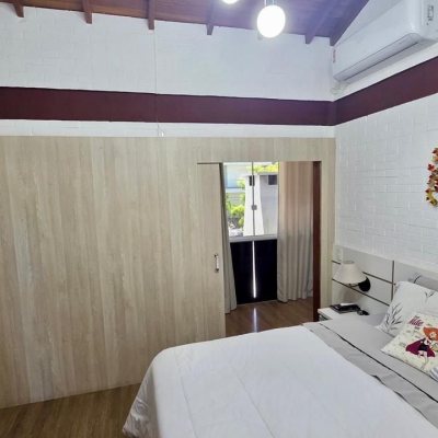 Casa Residencial com 281m², 3 quartos (sendo 3 suítes), 3 garagens, no bairro Campeche em Florianópolis