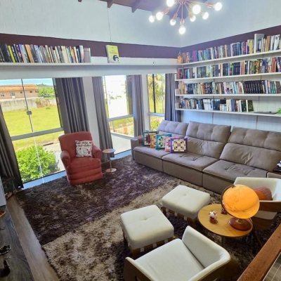 Casa Residencial com 281m², 3 quartos (sendo 3 suítes), 3 garagens, no bairro Campeche em Florianópolis