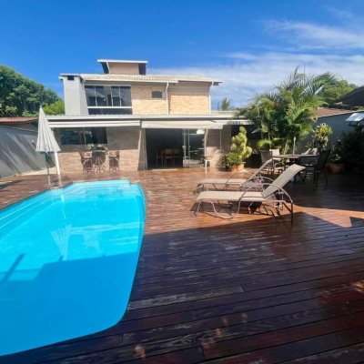 Casa Residencial com 281m², 3 quartos (sendo 3 suítes), 3 garagens, no bairro Campeche em Florianópolis