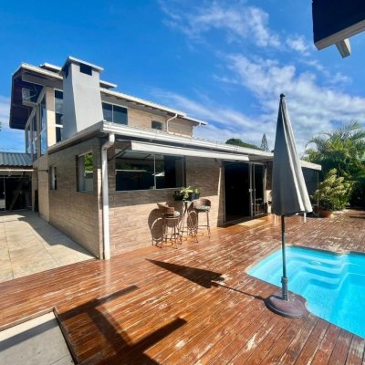 Casa Residencial com 281m², 3 quartos (sendo 3 suítes), 3 garagens, no bairro Campeche em Florianópolis